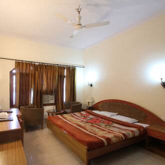 Hotel Meedos Grand, Dehradun 3